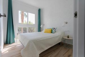 En eller flere senge i et værelse på Playa albir Beach Apartament + 37 billeder