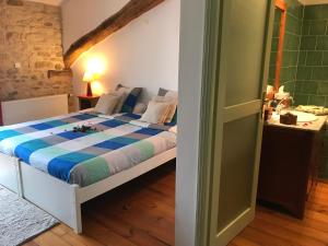 ein Schlafzimmer mit einem Bett in einem Zimmer in der Unterkunft Chez Catharina Oldtimer B&B in Levoncourt