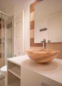 ボローニャにあるFossaltaのバスルーム(カウンターに木製の洗面台付) +13枚の写真