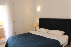 マルベーリャにあるREF 12 Luxury Aparment with viewsのベッドルーム1室(大型ベッド1台、黒いヘッドボード付)