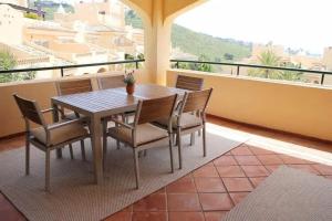 マルベーリャにあるREF 12 Luxury Aparment with viewsのダイニングルーム(テーブル、椅子付)