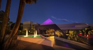 un edificio con una fuente delante de él por la noche en Hotel Zoso en Palm Springs