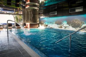 una piscina con un tobogán de agua en un edificio en Max Health Resort SPA en Ustronie Morskie