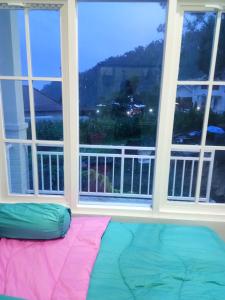 1 cama frente a una gran ventana en Villaloe en Bromo
