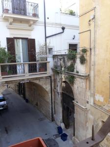 an empty alley with a building and a balcony at chicchinella in Altamura