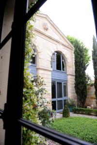 una ventana con vistas a un edificio en Hôtel La Maison Bord'eaux, en Burdeos