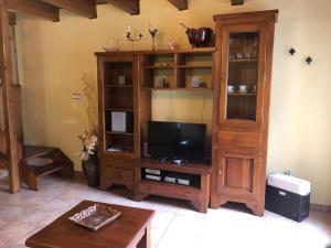 タウイにあるCasa Valenti exteriorのリビングルーム(エンターテイメントセンター、薄型テレビ付)