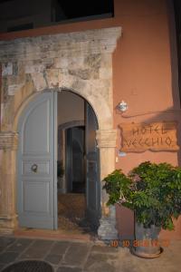 una entrada a un edificio con una puerta azul en Vecchio Hotel, en Rethymno