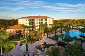 z góry widok na ośrodek z basenem w obiekcie WorldQuest Orlando Resort w Orlando