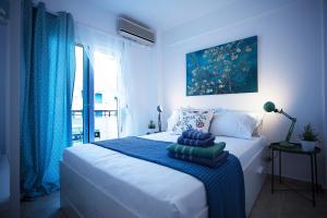 Postel nebo postele na pokoji v ubytování Cozy Suite Kallithea