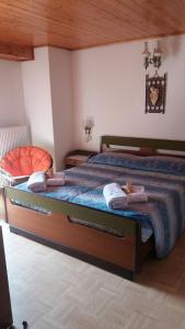 een slaapkamer met een bed met twee poppen erop bij il Nido in Tonadico