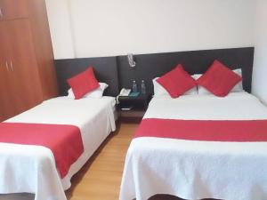 Postel nebo postele na pokoji v ubytování Hotel Versailles