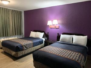 Postel nebo postele na pokoji v ubytování Texas Inn McAllen Airport