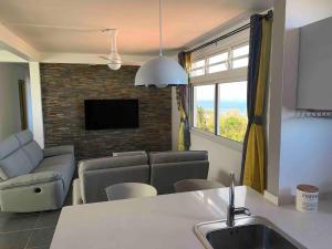 Μια τηλεόραση ή/και κέντρο ψυχαγωγίας στο Appartement de Standing Schoelcher