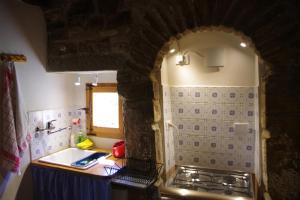 een kleine keuken met een wastafel en een aanrecht bij Vinco in Castel del Rio