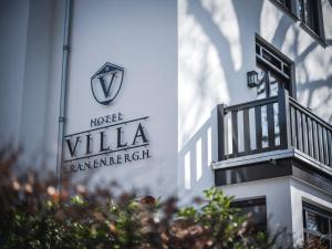 un panneau sur le côté d'un bâtiment dans l'établissement Boutique Hotel Villa Kranenbergh, à Bergen