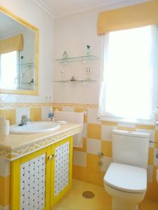 ein Badezimmer mit einem Waschbecken, einem WC und einem Spiegel in der Unterkunft La Casa Periquita in Rinlo