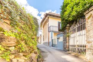 een steegje tussen twee gebouwen met klimop bij il Cortiletto in Stresa