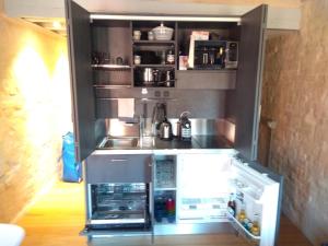 eine kleine Küche mit offenem Kühlschrank in der Unterkunft Biennale House in Venedig