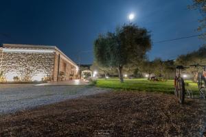 una bicicletta parcheggiata di fronte a un edificio di notte di Agriturismo Country Casale Rufo a Sonnino