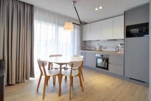 Kuchyň nebo kuchyňský kout v ubytování Przytulne i Nowoczesne Apartamenty Sun Seasons 24 w Dziwnowie z Parkingiem by Noclegi Renters