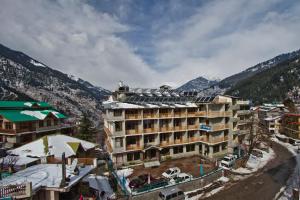 un gran edificio con techo en una montaña en Sarthak Resorts-Reside in Nature with Best View, 9 kms from Mall Road Manali, en Manali