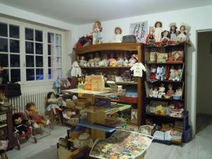 une pièce remplie de poupées et de jouets dans l'établissement MOULIN DE L'ABBESSE, à Thouars