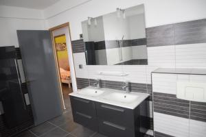 Η κουζίνα ή μικρή κουζίνα στο Appartement de Standing Schoelcher +25 φωτογραφίες