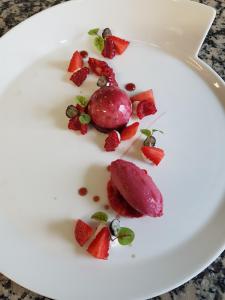 un dessert sur une assiette blanche avec fraises et fourmis dans l'établissement Hotel Restaurant de la Marne, à Paimpol