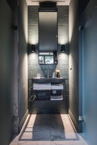 a bathroom with a sink and a mirror at Boutique Hotel Villa Kranenbergh in Bergen