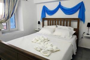 A bed or beds in a room at Theseus