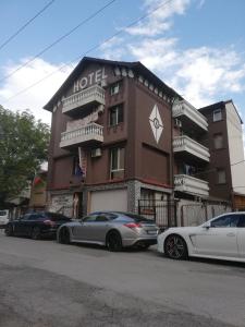 dos coches estacionados frente a un hotel en Hotel Chamishki, en Blagoevgrad