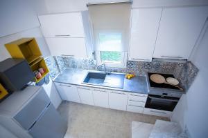 Kuchyň nebo kuchyňský kout v ubytování Cozy Suite Kallithea