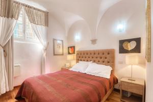 una camera con un grande letto e una finestra di Virgo Apartment a Roma