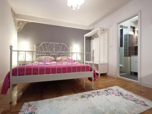 Postel nebo postele na pokoji v ubytování Palace Inn Rooms