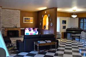 sala de estar con sofá y piano en Priamos Kalitehnoupoli en Rafína