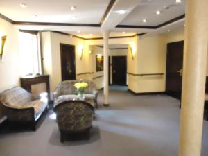 薩勒河畔哈雷的住宿－瑪莎酒店，客厅配有两把椅子和一张沙发