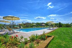 Bazén v ubytovaní Villa Bonriposo by PosarelliVillas alebo v jeho blízkosti