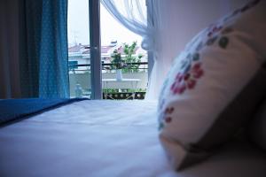 Postel nebo postele na pokoji v ubytování Cozy Suite Kallithea