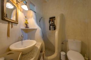 a bathroom with a sink and a toilet at MEGAS GIALOS HARMONY in Megas Yialos-Nites