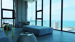 En eller flere senge i et værelse på The Base Central Pattaya By Pattaya Holiday + 59 billeder