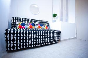 Postel nebo postele na pokoji v ubytování Cozy Suite Kallithea