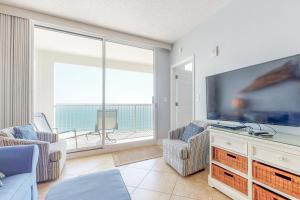 ein Wohnzimmer mit einem großen Flachbild-TV in der Unterkunft Majestic Beach Resort in Panama City Beach