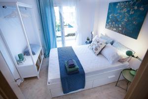 Postel nebo postele na pokoji v ubytování Cozy Suite Kallithea