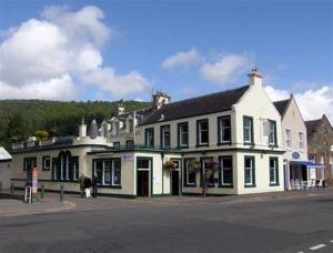 ein großes weißes Gebäude an der Straßenseite in der Unterkunft Green Tree Hotel in Peebles