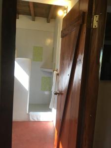 baño con puerta de madera en una habitación en Las Acacias Apts Long Term Stays, en Ayampe 22 fotos más