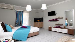 una camera da letto con un letto grande e una TV di Nidri Bay Studios a Nydri