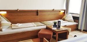 mały pokój z 2 łóżkami i stołem w obiekcie Sophie's Guesthouse w Siófoku