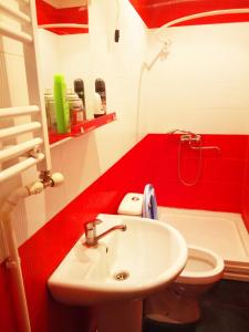 Baño rojo con lavabo y aseo en Guest House, Old-Si, en Tiflis
