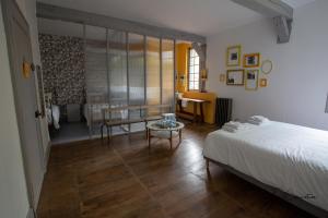 1 dormitorio con 1 cama y 1 mesa en una habitación en Maison Doat 1823, en Perchède